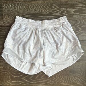 Lululemon white Hotty Hot Low-rise Shorts 2.5” size 6